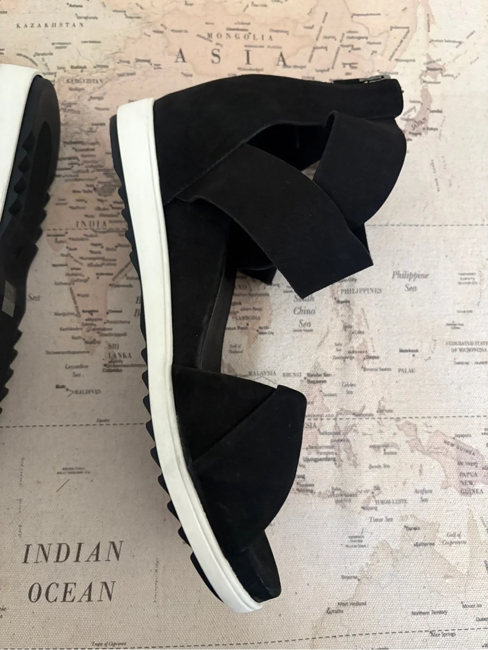 EILEEN FISHER Viv Tumbled Nubuck Wedge Sandal Size 9 NWOB Black